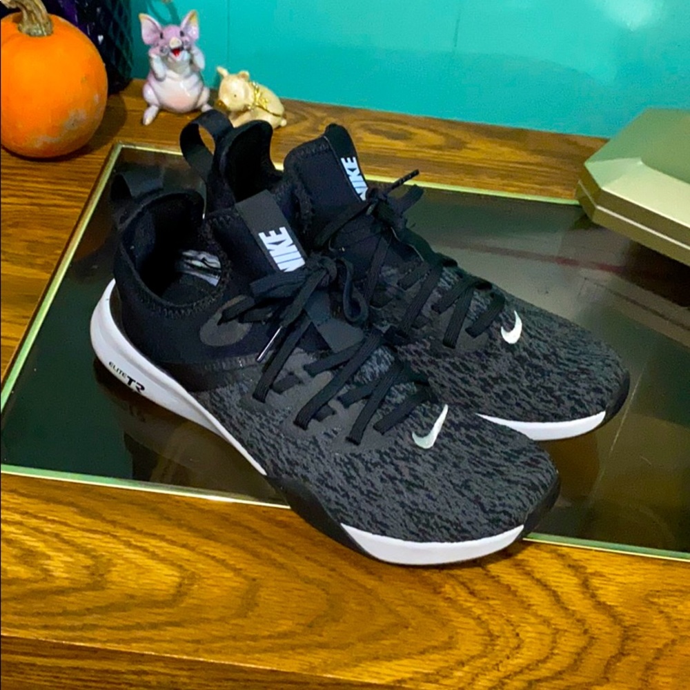 Nike elite running shoes